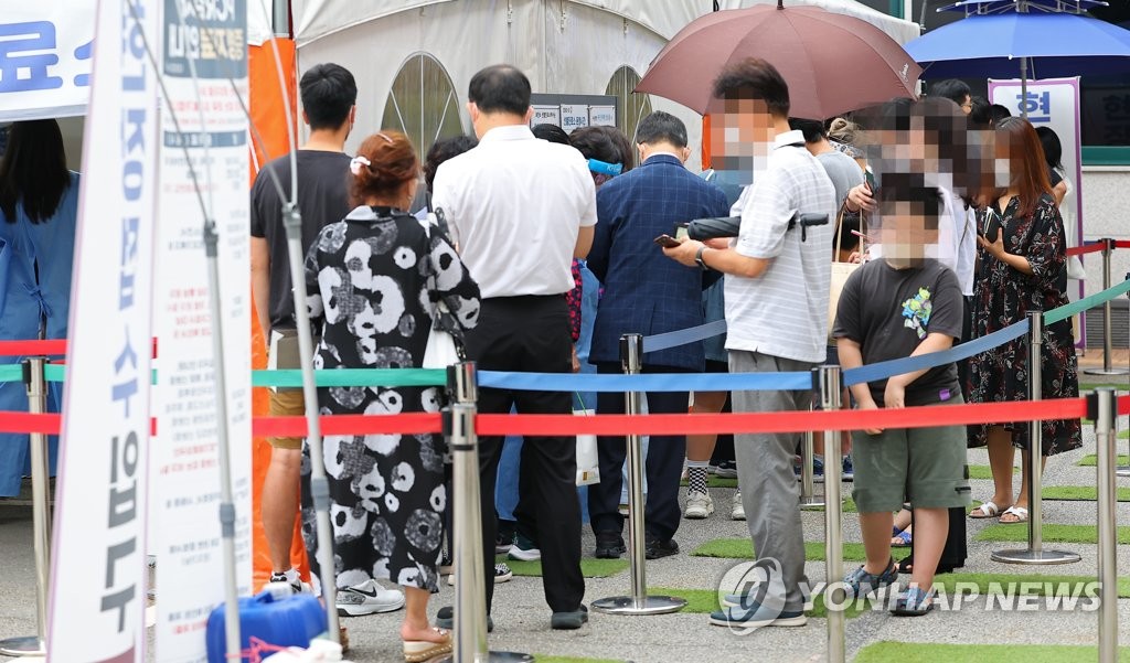 한국, 주간 신규 확진자 세계 2위…1위는 일본