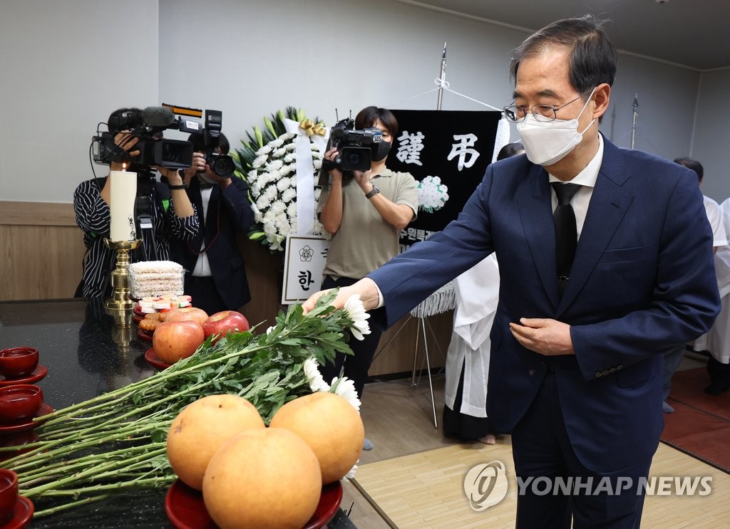 한덕수 총리, '수원 세모녀' 조문…"사각지대 메울 방안 찾겠다"