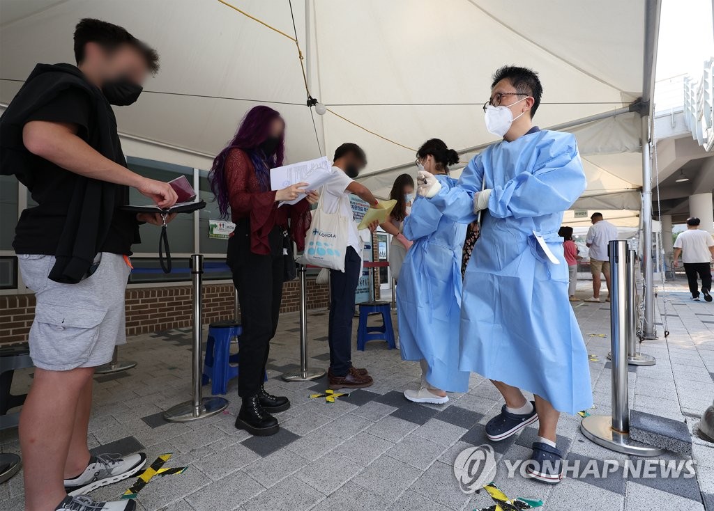 [속보] 오후 9시까지 전국서 9만1038명 확진…1주전보다 3만3853명 적어