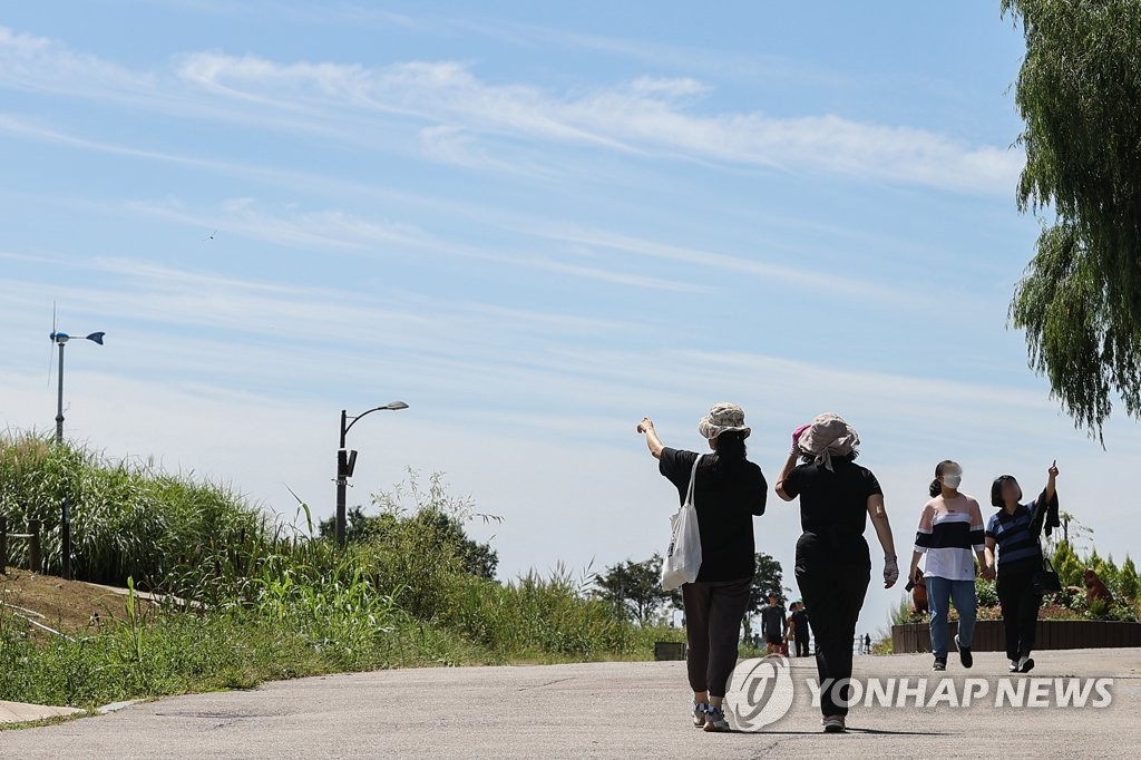 성큼 다가온 가을…선선한 날씨에 나들이객 '산으로 공원으로'