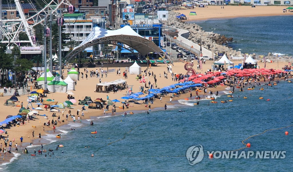 '가을 길목' 강원 유명산 북적…폐장 앞둔 해수욕장 발길