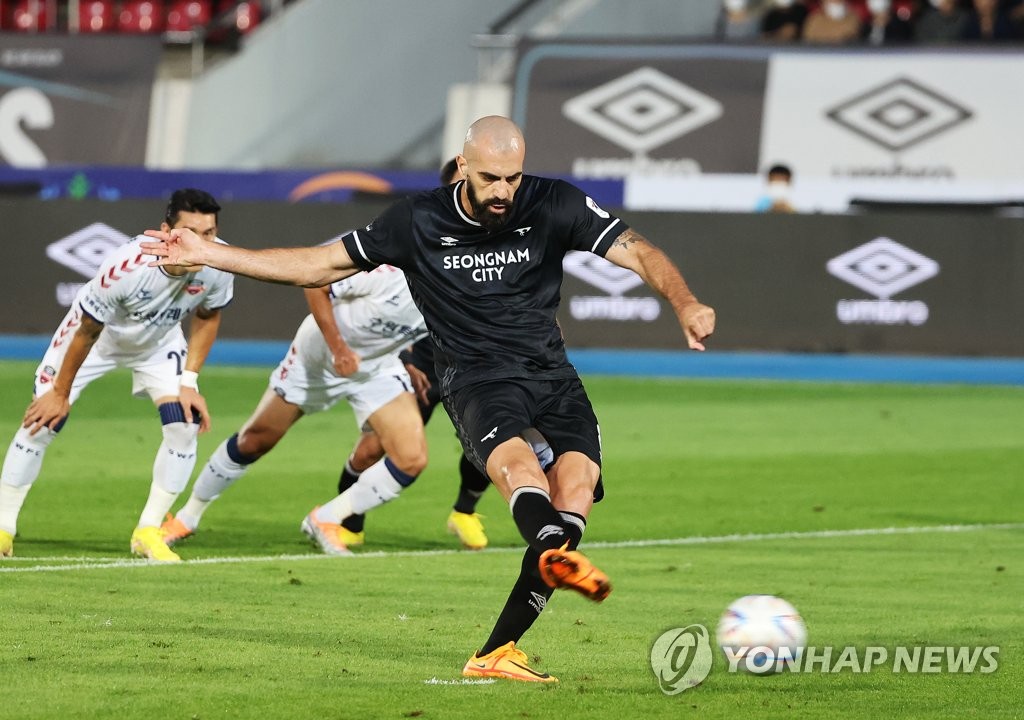 위기의 성남, 수원FC 꺾고 3연패 탈출…정경호 대행 데뷔전 승리(종합)