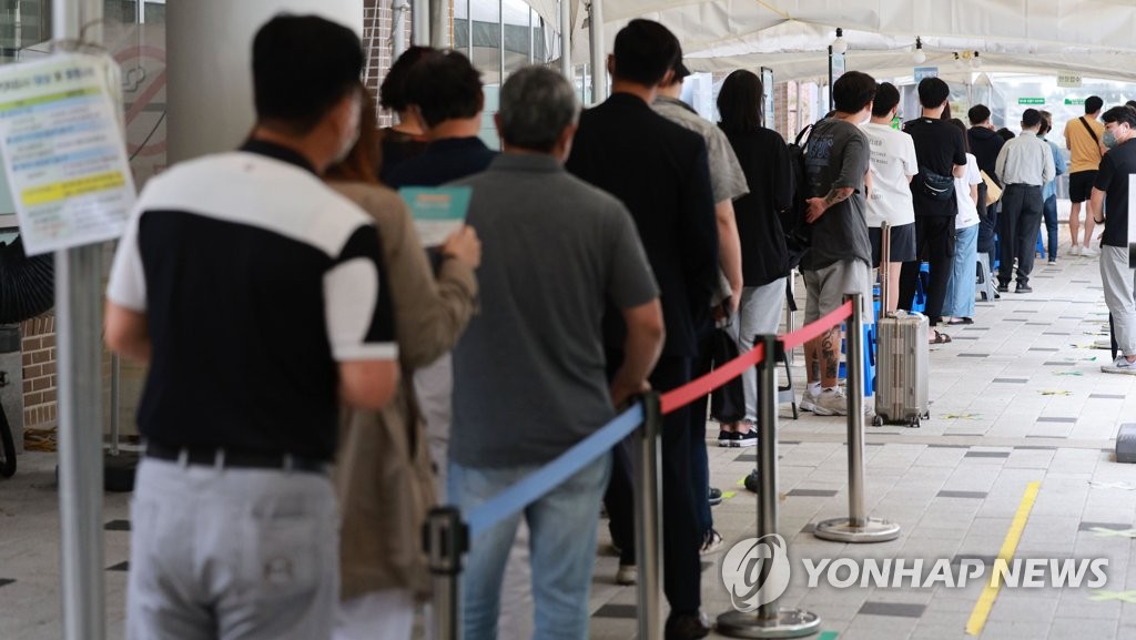 [속보] 오후 9시까지 전국 11만643명 확진…1주일전보다 3만1771명 적어