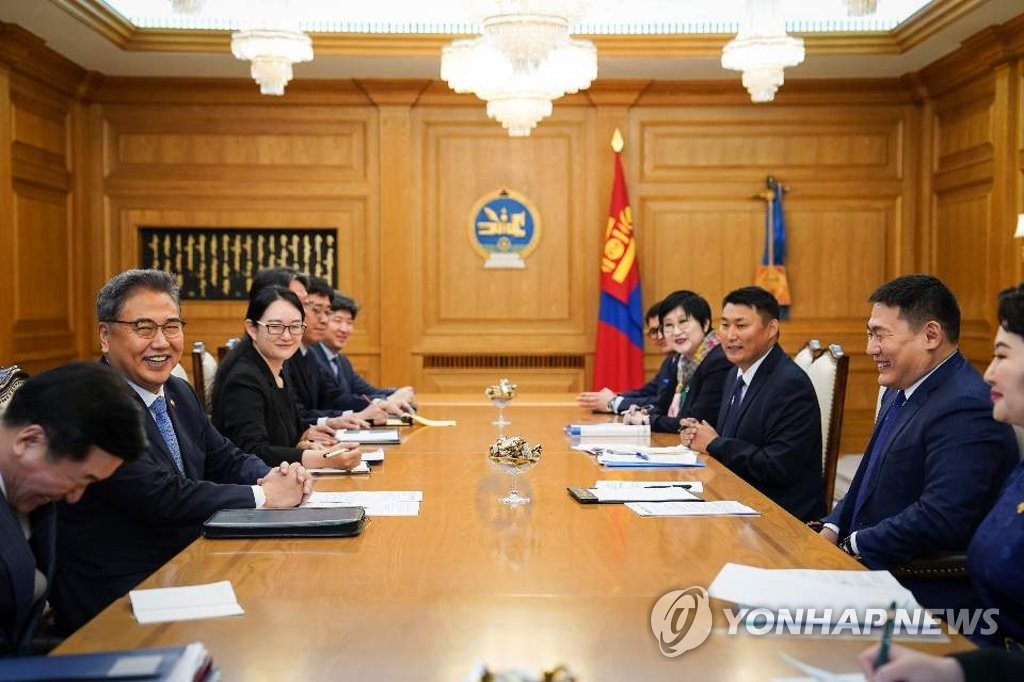 박진, 몽골 대통령에게 尹친서 전달…"한몽 발전의지 직접 전해"