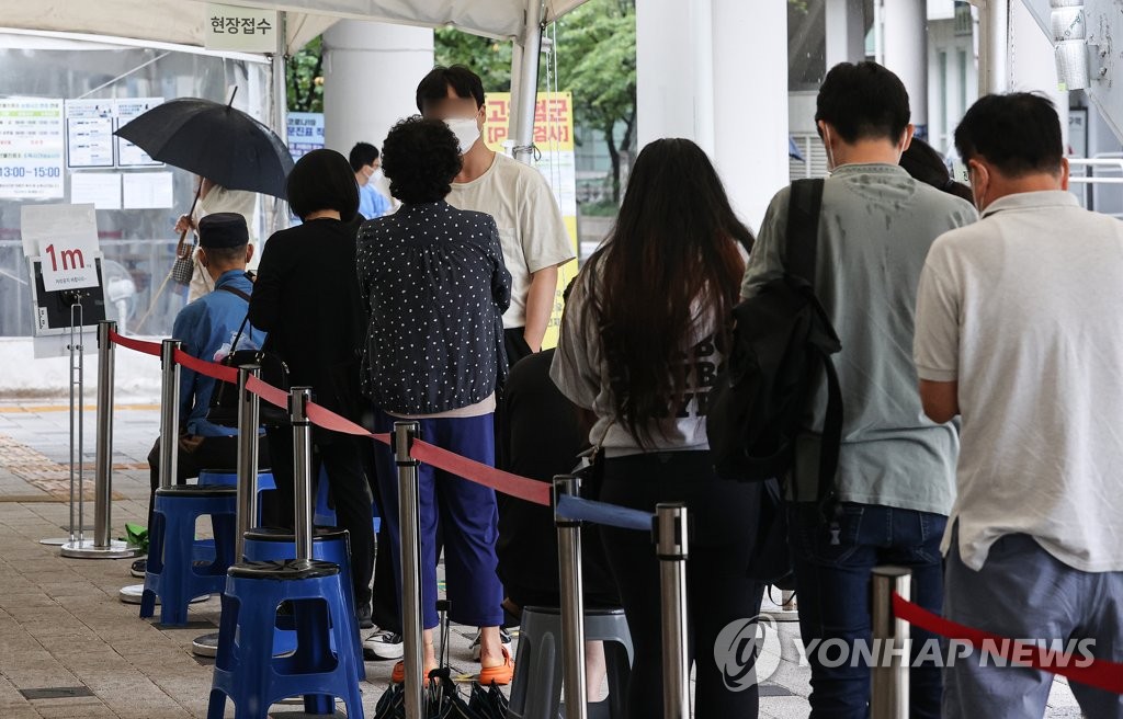 [속보] 당국 "재유행 정점구간 통과 추정…서서히 감소할 것으로 판단"