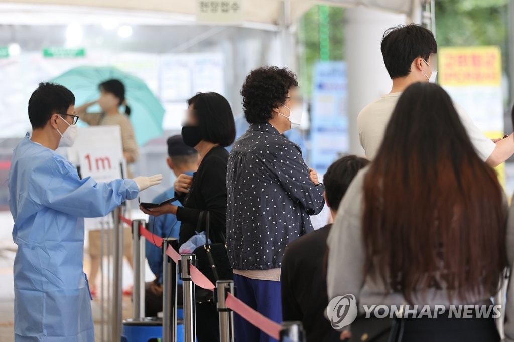 신규확진 10만3961명, 전날보다 1만1677명 적어…위중증 569명(종합)