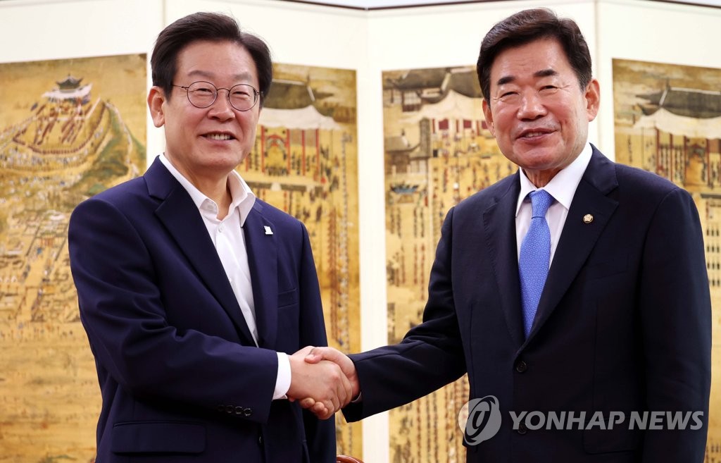 김의장 "큰정치 리더십 발휘해달라" 李 "국민 중심에 두고 최선"