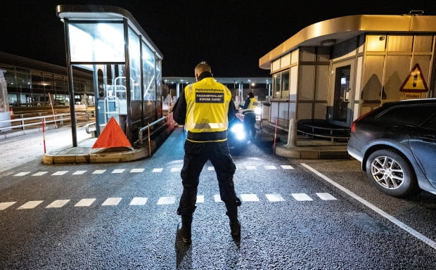 덴마크와 연결된 스웨덴 말뫼 부근의 와레순 다리에서 22일(현지시간) 국경 경찰이 지나는 차량을 검문하고 있다. 사진=연합뉴스