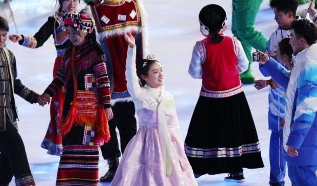 2022 베이징 동계올림픽 개회식에서 한복을 입은 한 공연자가 손을 흔들고 있다. 연합뉴스