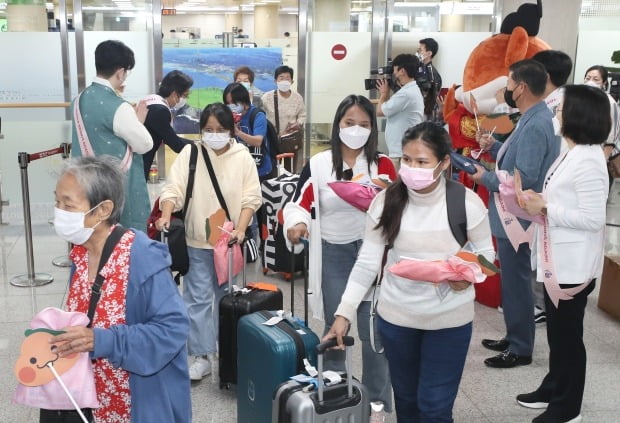 지난 3일 오전 방콕과 제주를 잇는 제주항공 전세기를 타고 온 태국 관광객들이 제주국제공항을 통해 입국하고 있다. /사진=연합뉴스