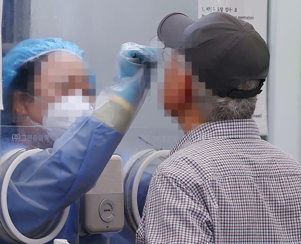서울 송파구보건소에 마련된 임시선별진료소에서 의료진이 검체 채취를 하고 있다.(사진=연합뉴스)