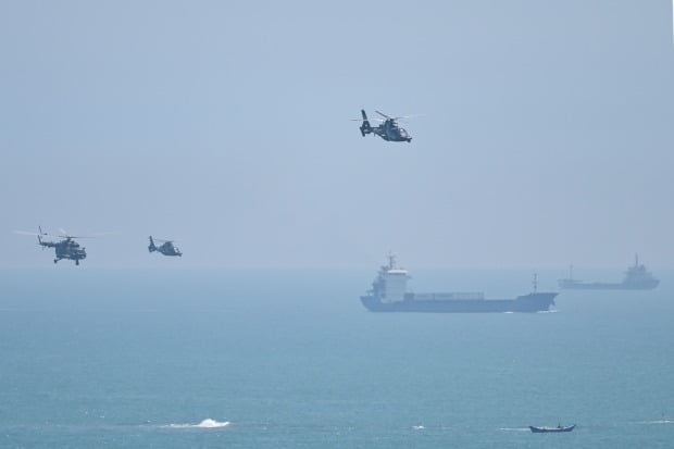 중국 군용 헬기들이 4일 대만과 인접한 중국 푸젠성 핑탄섬 상공을 지나고 있다./연합뉴스