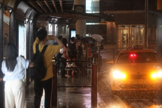 택시 승차장에서 시민들이 줄을 서고 있다. 사진=연합뉴스