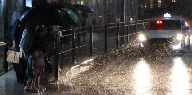 폭우가 내린 8일 오후 시민들이 서울 용산구 용산역 인근 택시승차장에서 택시를 타기 위해 줄을 서고 있다. /사진=연합뉴스