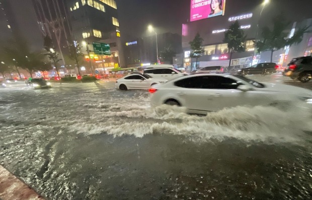 8일 밤 서울 강남구 신사역 일대 도로가 물에 잠겨 있다. /사진=연합뉴스