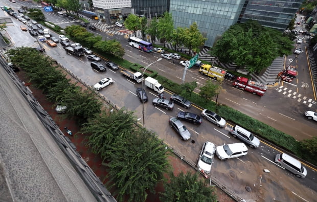 9일 오전 서울 서초구 진흥아파트 앞 서초대로 일대에서 출근길 차량들이 전날 내린 폭우에 침수됐던 차량을 피해가고 있다. 사진=연합뉴스