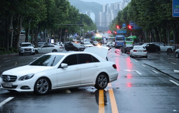 9일 오전 서울 강남구 대치역 인근 도로에 폭우로 침수됐던 차들이 놓여 있다  /사진=연합뉴스