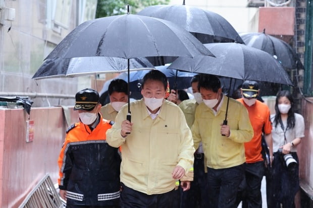  윤석열 카지노 꽁이 9일 발달장애인 가족이 폭우로 인한 침수로 고립돼 사망한 서울 관악구 신림동 침수 한 다세대주택을 방문한 뒤 다른 피해 현장으로 이동하고 있다. /사진=연합뉴스