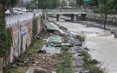 수도권에 '물폭탄' 퍼부은 비구름 전선…12일까지 한반도 머문다