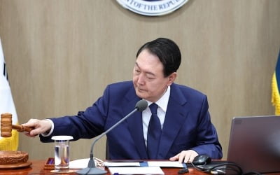 尹, 취임 100일 첫 회견…'비대위 효력정지' 이준석 가처분 심문