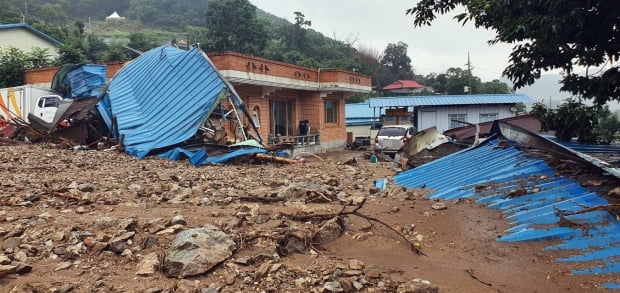 시간당 110㎜ 넘는 폭우가 집중되면서 침수 피해가 발생한 충남 부여의 한 마을 모습. 사진=연합뉴스