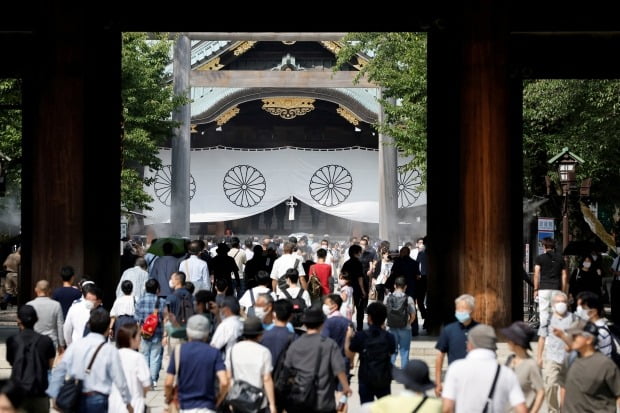 일본의 패전 77주년을 맞아 15일 도쿄의 야스쿠니 신사에 참배객들이 모여들고 있다. /사진=연합뉴스