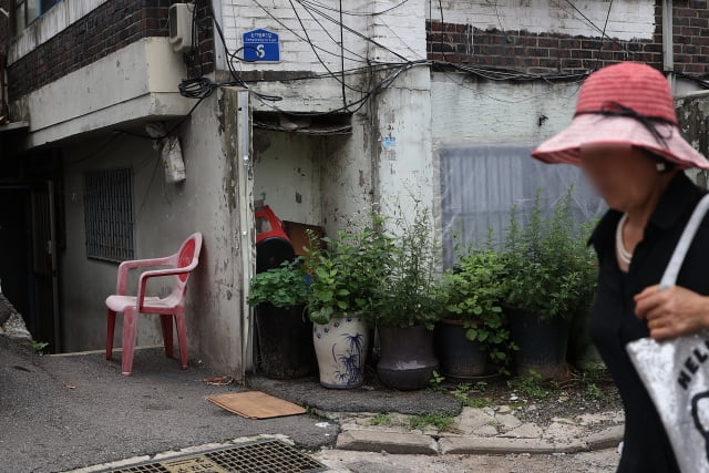 서울 시내 한 주택단지의 반지하 주택. / 사진=연합뉴스