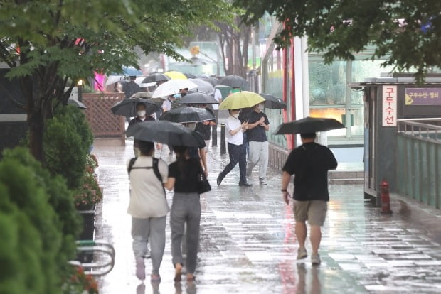 비가 내린 19일 오후 서울 강남역 인근에서 시민들이 우산을 쓴 채 이동하고 있다. /사진=연합뉴스