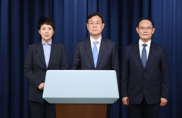 김은혜 신임 홍보수석(왼쪽부터), 이관섭 정책기획수석, 임종득 국가안보실 2차장이 21일 서울 용산 대통령실 청사에서 열린 김대기 비서실장 인적쇄신 브리핑에 참석하고 있다.   /사진=연합뉴스