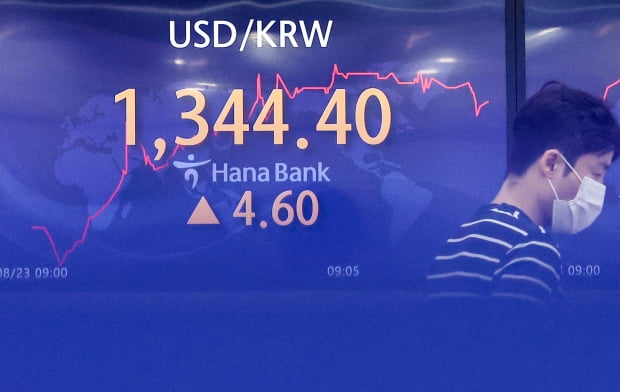 23일 오전 서울 중구 을지로 하나은행 본점 딜링룸 현황판에 원달러 환율이 표시돼 있다. 사진=연합뉴스