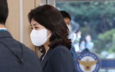 '법카 의혹' 김혜경, 피의자 신분으로 경찰 출석…질문엔 '침묵' [종합]
