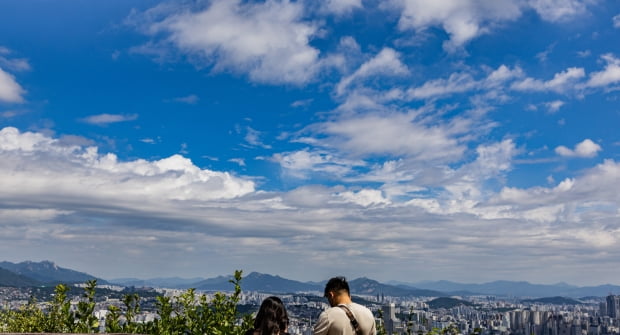 지난 24일 오전 서울 남산 전망대에서 바라본 하늘이 가을을 알리는 듯 영롱한 파란색으로 가득 차 있다. 사진=연합뉴스