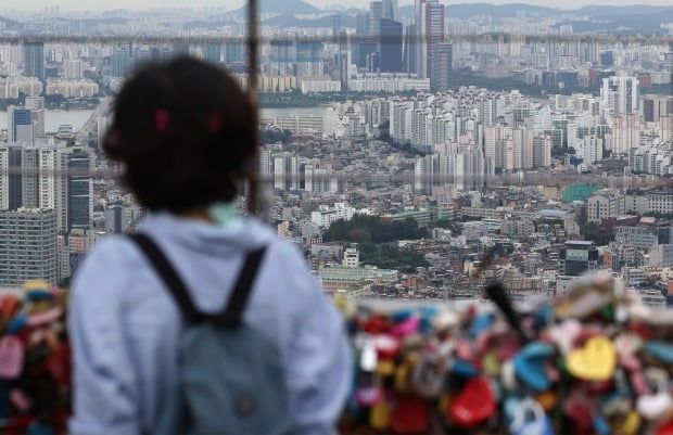 수도권 아파트값 약 10년만에 최대 하락…25일 오후 서울 남산에서 바라본 아파트단지.  /사진=연합뉴스