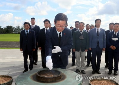 제주行 이재명 "국가폭력범죄 공소시효 영구배제…책임 묻겠다"