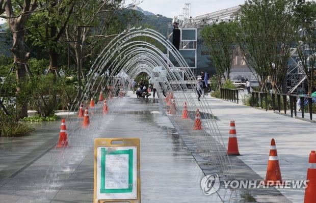 광화문광장 오늘 개장…녹지 가득한 '도심 속 공원' 만난다