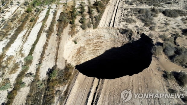 2배로 커진 칠레 미스터리 싱크홀…"개선문도 잠길 크기"