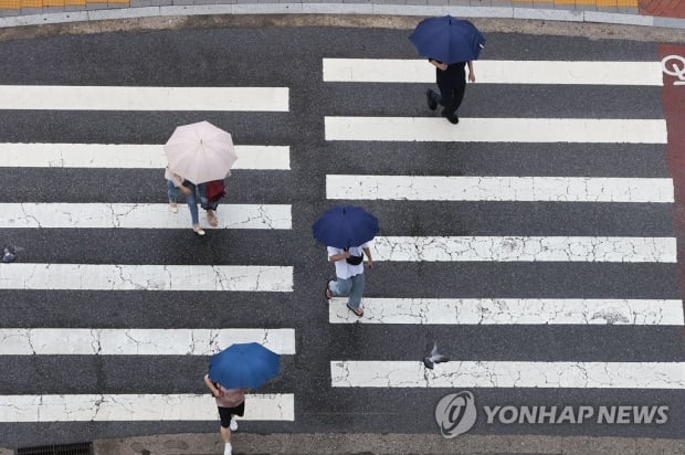 전국 흐리고 중부지방 비 소식…낮 최고기온 35도