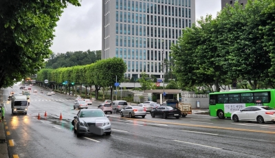 폭우 휩쓸고 간 강남 일대 쑥대밭…곳곳에 버려진 차량