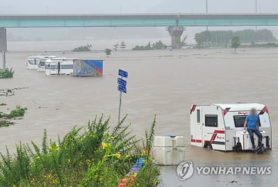 [중부 집중호우] 밤사이 내린 폭우에 강원 곳곳 침수·고립…1명 사망(종합)