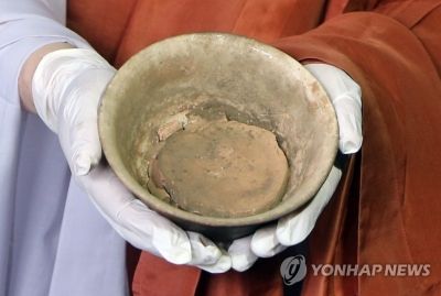 260년 만에 발견된 통도사 물감그릇…단청 그리다 깜빡 한 듯