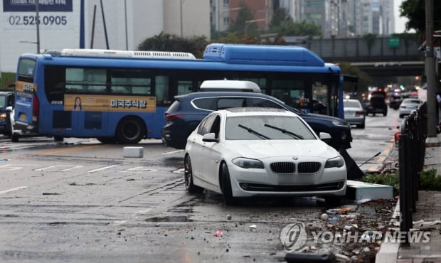 폭우에 '억'소리나는 침수 차량들…페라리에 포르쉐까지