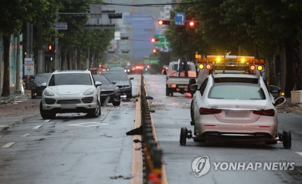 폭우에 '억'소리나는 침수 차량들…페라리에 포르쉐까지