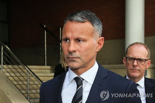 "맨유 전설 긱스, 발가벗은 여친 호텔방 밖으로 쫓아내"