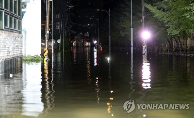 [집중호우] 밤새 또 강한 빗줄기…막히고 잠기고 곳곳서 피해 속출