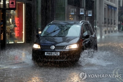 '가뭄' 런던, 폭우로 역 침수…해갈엔 역부족, 야외급수 금지