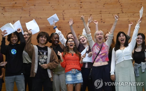 영국 코로나19 후 첫 대면 수능시험 치르니…성적 뚝 떨어져