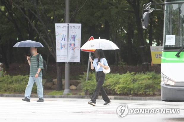 전국 대체로 흐리고 비…낮 최고기온 34도 무더위