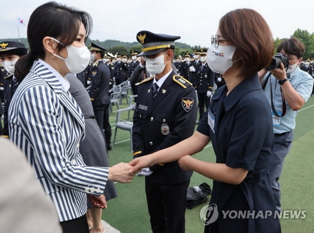 김건희 여사 경찰학교 방문에 野 "'봐주기 수사' 화답인가"