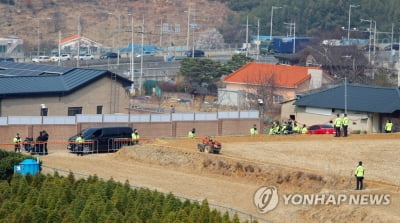 경호처, MB·박근혜 사저엔 '경호강화 불필요' 판단