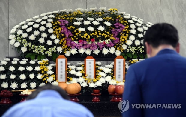 No funerary pics, only funeral tablets … Tribute to the funeral of Suwon’s mother-in-law